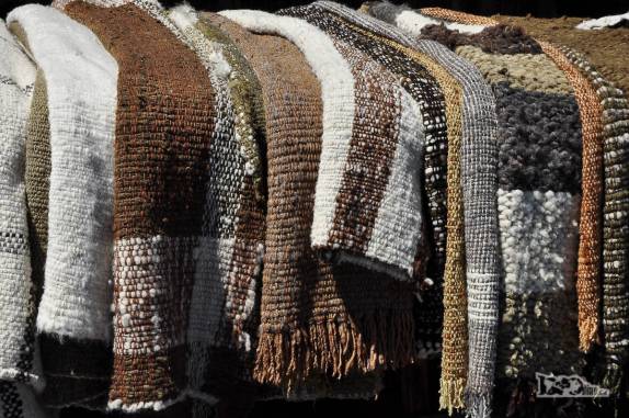 Passeando no movimentado mercado de Dalcahue, na costa leste da ilha de Chiloé, no sul do Chile